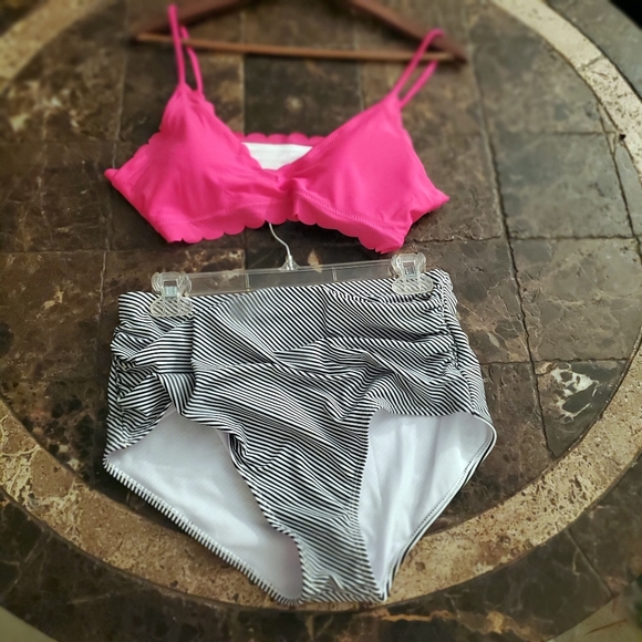 Amazon pink ruffled bikini top XL & Cupshe Black white Striped bottoms L - Picture 2 of 5
